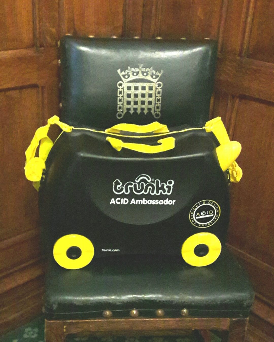 trunki-at-westminster-on-chair
